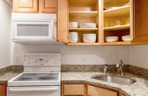 St. Elizabeth's Apartment | Classic Brighton 1BR nr Sutherland Rd Green Line, by Blueground