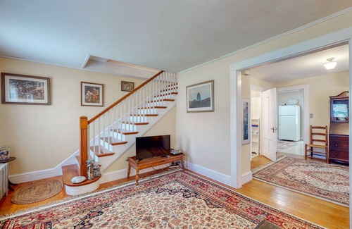 Camden House | Classic bungalow close to bay & beach w/WiFi & private washer/dryer