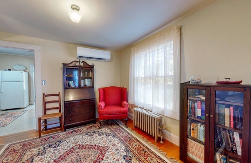 Camden House | Classic bungalow close to bay & beach w/WiFi & private washer/dryer