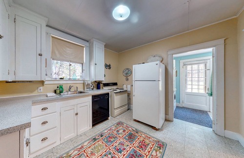 Camden House | Classic bungalow close to bay & beach w/WiFi & private washer/dryer
