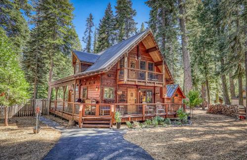 Tahoe Pines House | Classic Cabin in the Pines by Tahoe Getaways - Walk to Lake, Pet-Friendly 3 BR w Yard & Hot Tub!
