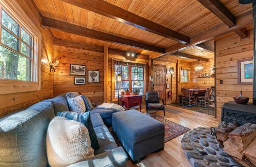 Tahoe Pines House | Classic Cabin in the Pines by Tahoe Getaways - Walk to Lake, Pet-Friendly 3 BR w Yard & Hot Tub!