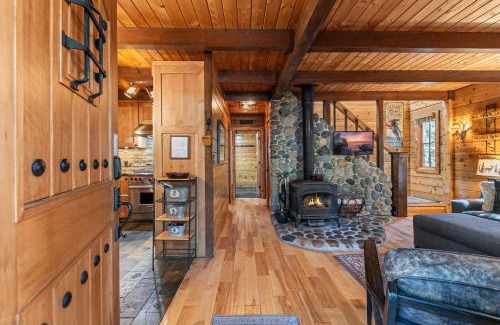Tahoe Pines House | Classic Cabin in the Pines by Tahoe Getaways - Walk to Lake, Pet-Friendly 3 BR w Yard & Hot Tub!