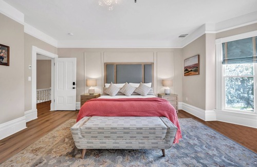 Napa Bed & Breakfast | Classic California King room at bed & breakfast-downtown Napa w/pool & hot tub