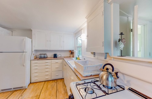 Aquinnah House | Classic Cape home with full kitchen, W/D, firepit & gas grill - walk to beach