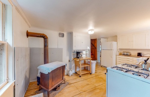 Aquinnah House | Classic Cape home with full kitchen, W/D, firepit & gas grill - walk to beach