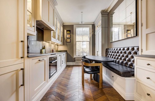 Chelsea Apartment | Classic Chelsea Townhouse with high ceilings and private roof terrace