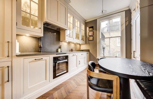 Chelsea Apartment | Classic Chelsea Townhouse with high ceilings and private roof terrace