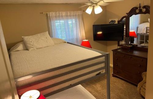 Athens Apartment | Classic City 3 bedroom 2 bath condo with deck close to UGA, Five Points, and Memorial Park in Athens
