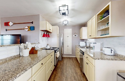 Galveston House | Classic costal escape with free WiFi, easy beach access, great view & large deck