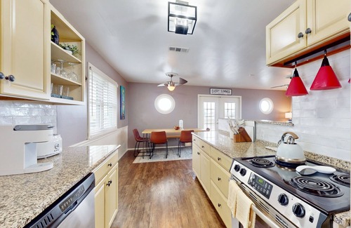 Galveston House | Classic costal escape with free WiFi, easy beach access, great view & large deck