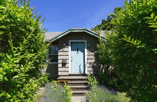 Baker City House | Classic Cottage in the Heart of Downtown Historic Baker City