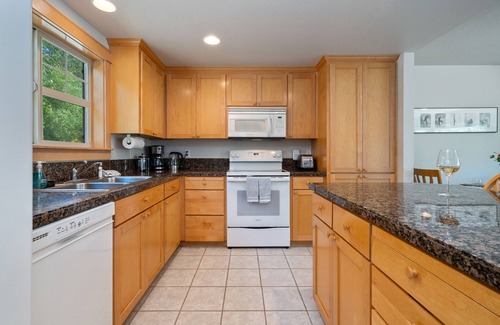 Manzanita House | Classic Cottage MCA#1548 Spacious 4 bdrm close to town/beach, Foosball, Dogs