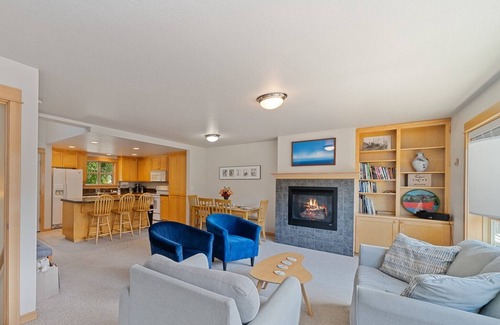 Manzanita House | Classic Cottage MCA#1548 Spacious 4 bdrm close to town/beach, Foosball, Dogs
