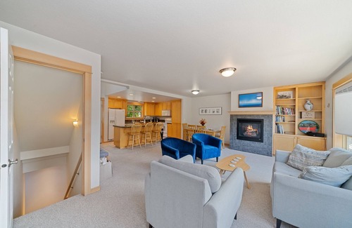 Manzanita House | Classic Cottage MCA#1548 Spacious 4 bdrm close to town/beach, Foosball, Dogs