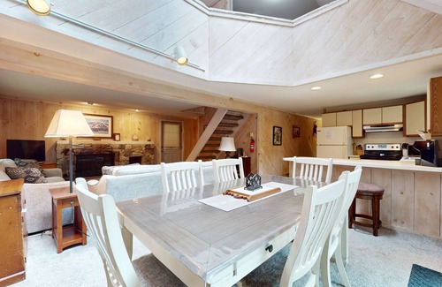 West Dover Cabin | Classic, dog-friendly cabin in the woods w/private deck