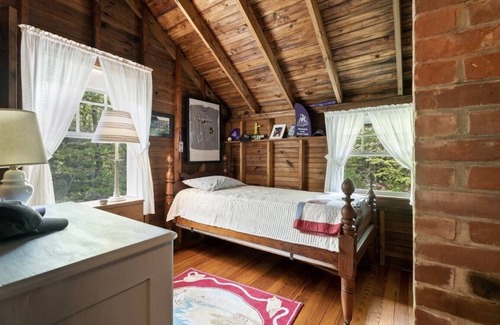 East Chop Cottage | Classic East Chop Summer Cottage in Oak Bluffs on Martha's Vineyard with A/C