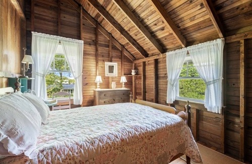 East Chop Cottage | Classic East Chop Summer Cottage in Oak Bluffs on Martha's Vineyard with A/C