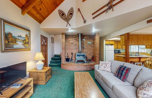 Shaver Lake House | Classic Family-Friendly Home - Prime Location & Expansive Deck with Grill