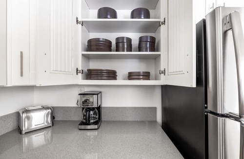 Atwater Village Apartment | Classic Glendale 1BR w/Gym, Pool, walkable location, by Blueground