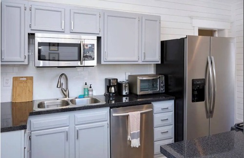 Cherokee Triangle Apartment | Classic Heart of Highlands! 3BR!