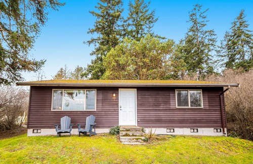 Coupeville House | Classic Home with Private Beach Access and High-Speed WiFi - Dogs Welcome