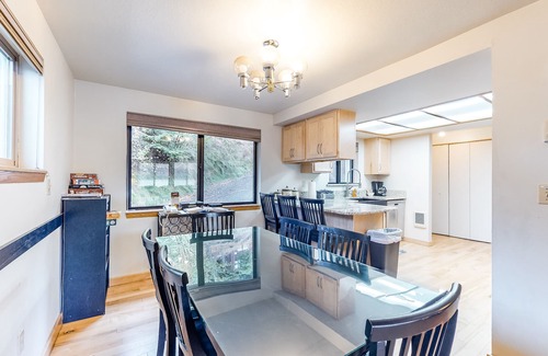 Joseph House | Classic lakefront home with private hot tub, fireplace & washer/dryer