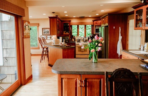 Leland House | Classic Leland cottage on the beach, beautiful sunsets, 8 min. walk to downtown