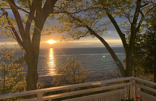 Leland House | Classic Leland cottage on the beach, beautiful sunsets, 8 min. walk to downtown