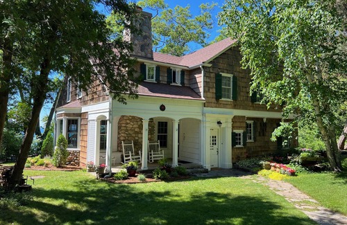 Leland House | Classic Leland cottage on the beach, beautiful sunsets, 8 min. walk to downtown