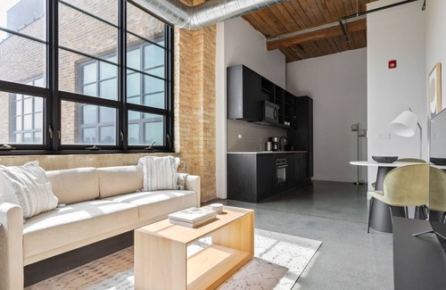 Sheffield Neighbors Apartment | Classic Lincoln Park 1BR w/ W/D, Gym & Roof, nr I-90, by Blueground