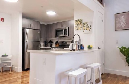East Orange Apartment | Classic Loft King Bed 30 min NYC