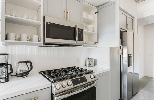 Downtown Long Beach Apartment | Classic Long Beach 1BR w/Pool & Gym, nr Groceries, by Blueground