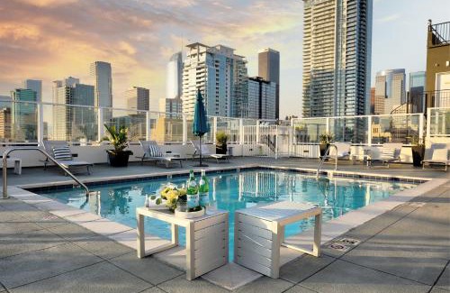 Historic Core Apartment | Classic Los Angeles Elegance in Downtown, Sleeps 4, Free Parking and 360 Degree View Roof Top Pool!