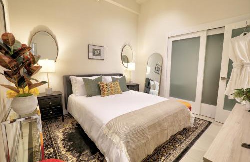 Historic Core Apartment | Classic Los Angeles Elegance in Downtown, Sleeps 4, Free Parking and 360 Degree View Roof Top Pool!