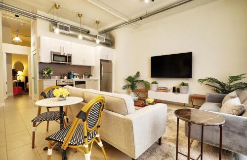 Historic Core Apartment | Classic Los Angeles Elegance in Downtown, Sleeps 4, Free Parking and 360 Degree View Roof Top Pool!
