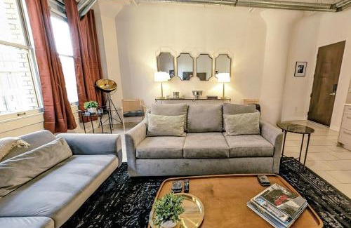 Historic Core Apartment | Classic Los Angeles Elegance in Downtown, Sleeps 4, Free Parking and 360 Degree View Roof Top Pool!