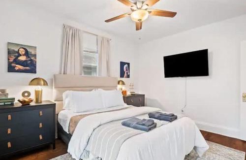 Cleveland Apartment | Classic Meets Contemporary I Minutes to Cle Clinic