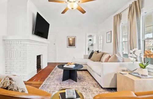 Cleveland Apartment | Classic Meets Contemporary I Minutes to Cle Clinic