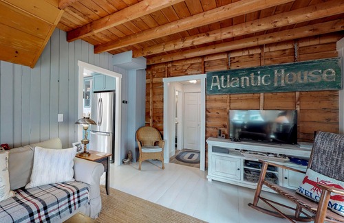 Ocean Point Cottage | Classic Oceanfront Cottage w/ Ocean Views & Entertainment - Walk to Beach