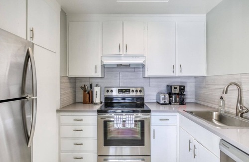 University South Apartment | Classic Palo Alto 2BR w/Balcony, nr Caltrain & Dining, by Blueground