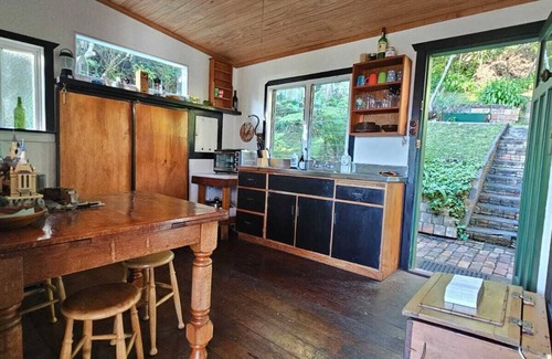 New Lynn Cottage | Classic Piha Bach - Seaview Road