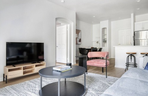 Playa Del Rey Apartment | Classic Playa Del Rey 2BR w/Pool, Jacuzzi & Gym, near LAX, by Blueground