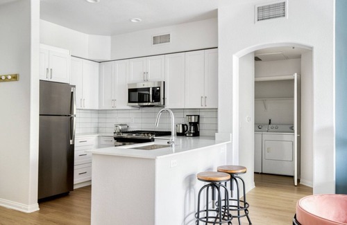 Playa Del Rey Apartment | Classic Playa Del Rey 2BR w/Pool, Jacuzzi & Gym, near LAX, by Blueground