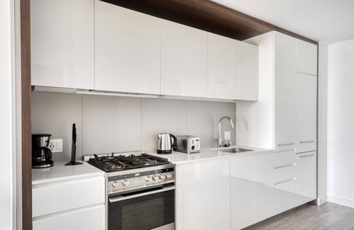 South Beach Apartment | Classic Rincon Hill 1BR w/W/D, Gym & Pool, near Tech HQs, by Blueground
