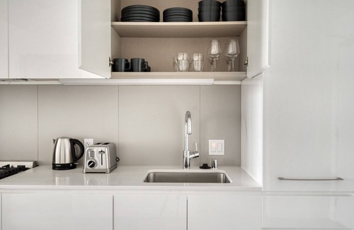 South Beach Apartment | Classic Rincon Hill 1BR w/W/D, Gym & Pool, near Tech HQs, by Blueground