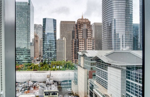 South Beach Apartment | Classic Rincon Hill 1BR w/W/D, Gym & Pool, near Tech HQs, by Blueground