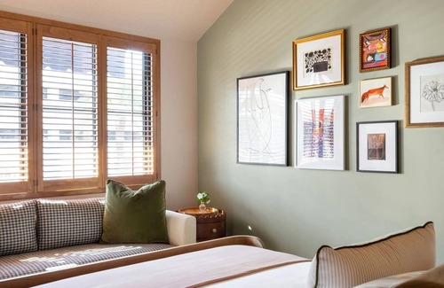Hyde Park Hotel | Classic Room With Kitchenette In A Shopping Zone, Bring Your Pets!