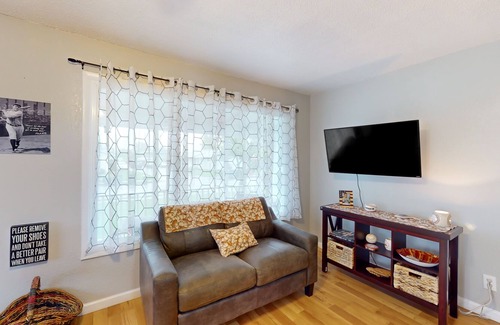 Sumner House | Classic, sports themed cottage with porch & great yard - near downtown