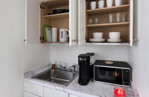 Edgewater Apartment | Classic Studio | 5m Wyn | Walk 86 | Kitchen | Ptio